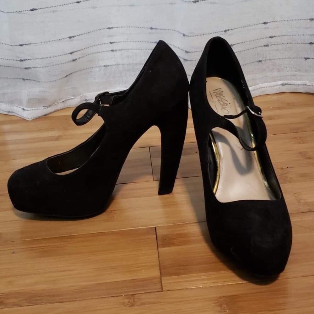 Black suede pumps with strap
